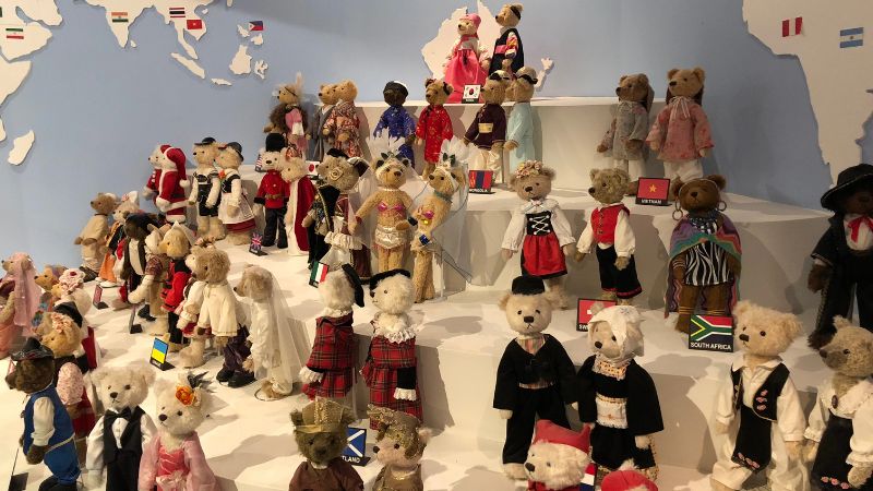 Buổi biểu diễn nghệ thuật của các chú gấu bông chạy bằng pin tại bảo tàng