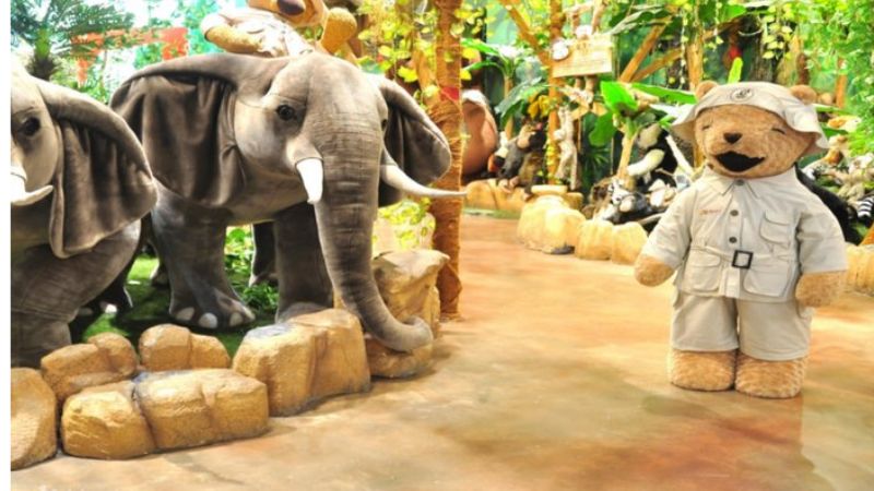 Các pho tượng gấu nằm ngay phía bên ngoài của bảo tàng