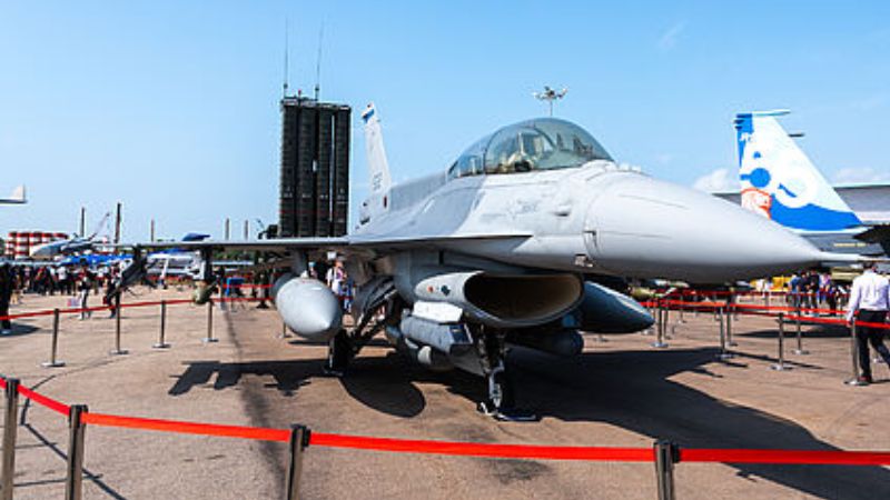 Chiếc A 350 khổng lồ của hãng Airbus được trưng bày ngoài trời tại Singapore Air show 2014.