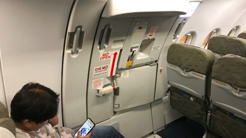 Chỗ ngồi gần cửa thoát hiểm