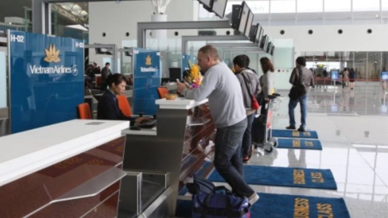 Hành khách người Đài Loan làm thủ tục mất tiền