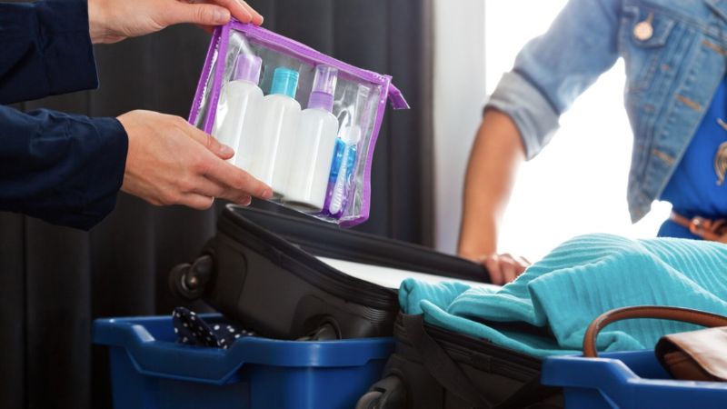 Làm sao để mang son môi lên máy bay dễ dàng