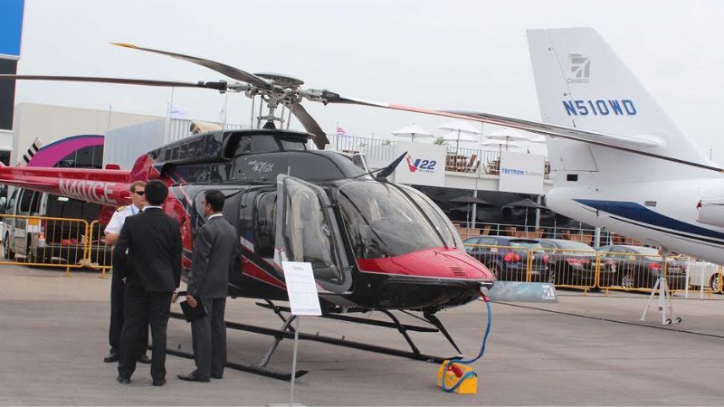 Những chiếc trực thăng được trưng bày ngoài trời tại Singapore Air show 2014.