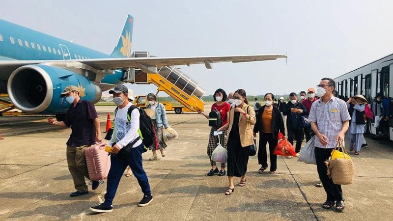Hành khách Trung Quốc lục túi khách trên máy bay Vietnam Airlines